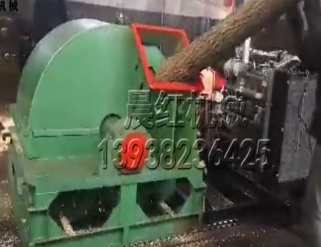 大型木屑机粉碎整棵树-华体会机械